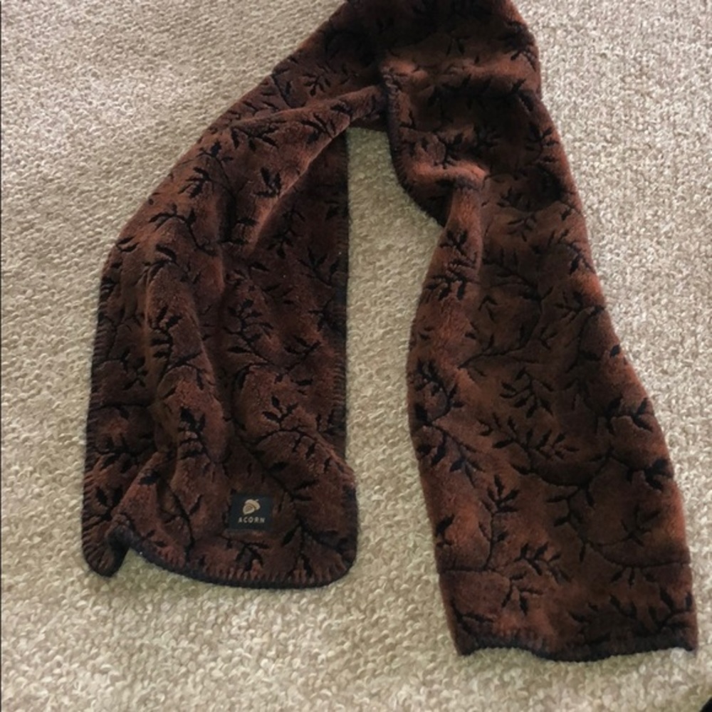 Acorn Leaf Patterened Scarf